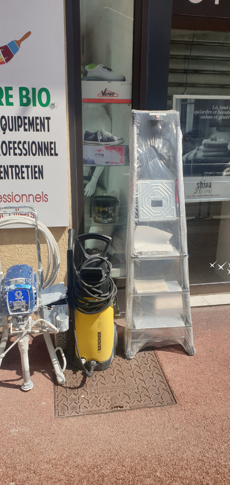 Intérieur du magasin — rayons peinture